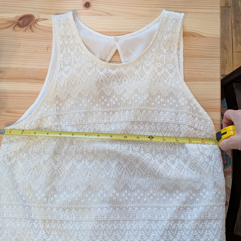 Sleeveless Lace Dress - Picture 8 of 8